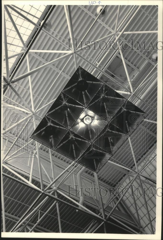 1984 Press Photo Lights being installed at Mitchell Field Airport, Milwaukee - Historic Images