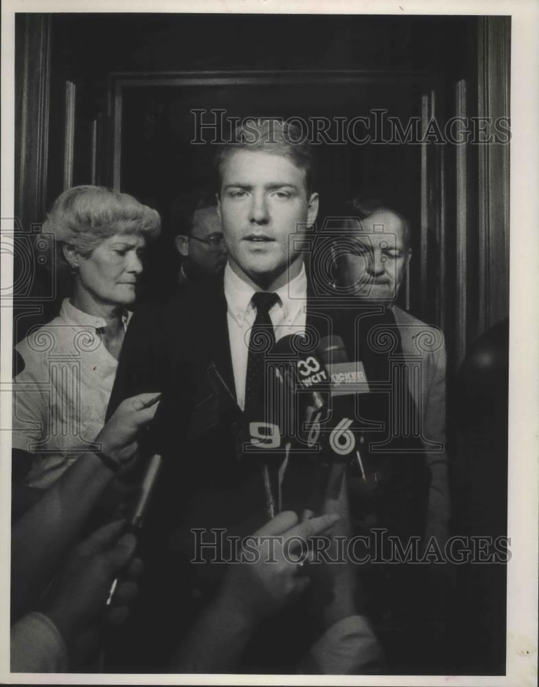 1987 Press Photo Alabama football, Jeff Burger after academic honesty meeting. - Historic Images