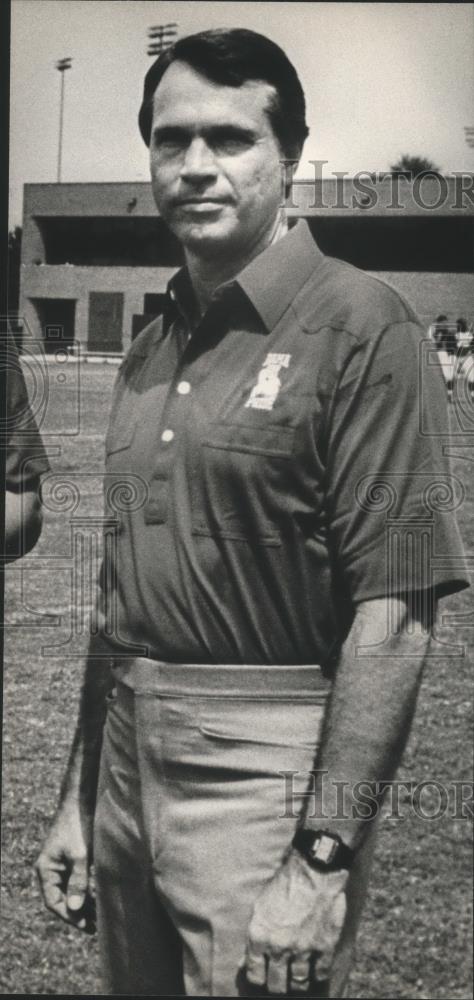 1990 Press Photo University Of Alabama Football Defense Coordinator Don Lindsey - Historic Images