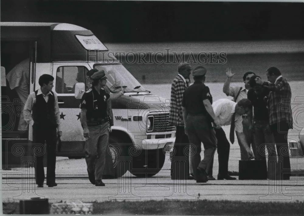 1978 Press Photo Bomb squad detectives arrive by shuttle to Mitchell Field - Historic Images