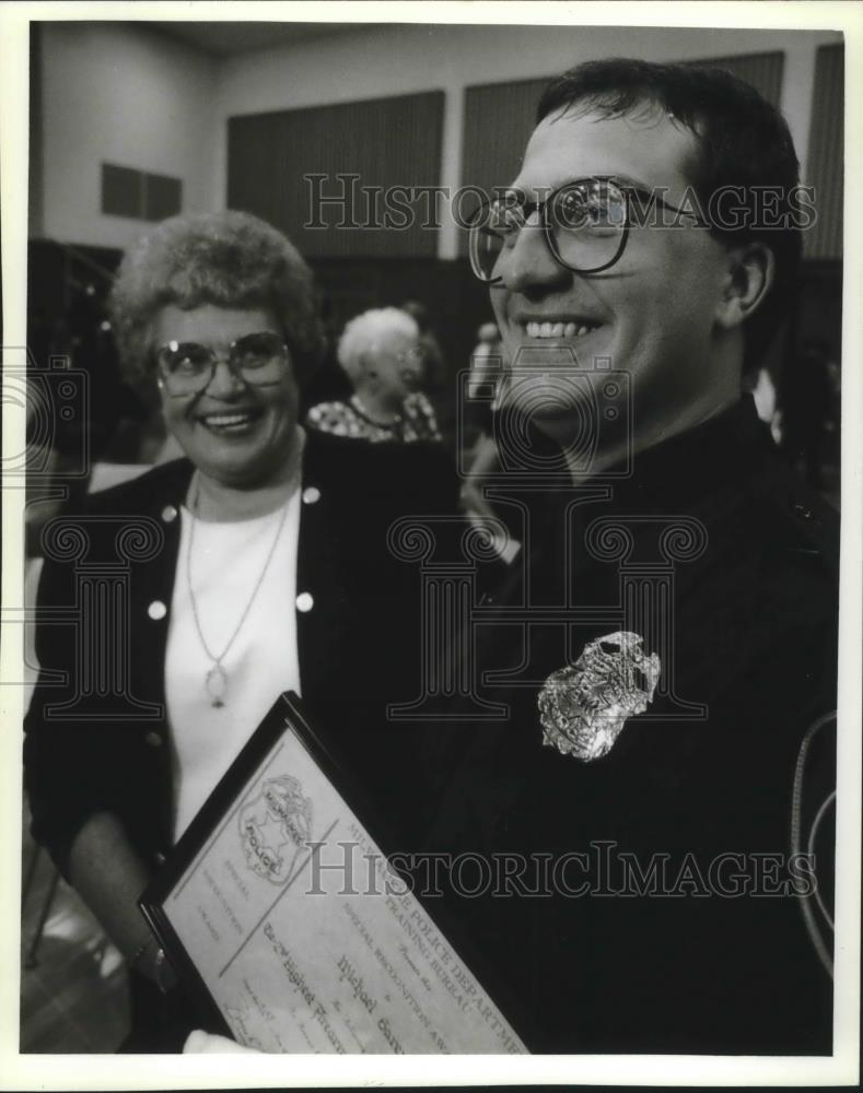 1993 Press Photo Officer Michael Mazurkiewicz &amp; mom with Police Academy diploma - Historic Images