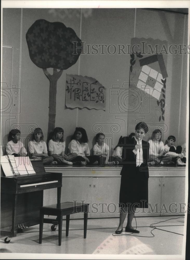 1989 Press Photo  Mayor Constance Pukaite reads at  school for Arbor Day, Mequon - Historic Images