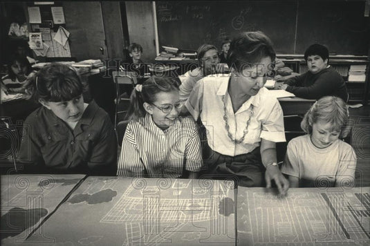 1988 Press Photo Priscilla Weissenfluh and students-Manitoba Elementary School - Historic Images