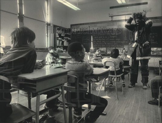 1987 Press Photo Dean Thomas demonstrating fire equipment, Humboldt Park School - Historic Images