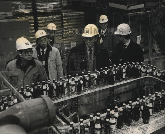 1988 Press Photo Miller Brewing Company visited by Shanghai Chinese trade group. - Historic Images
