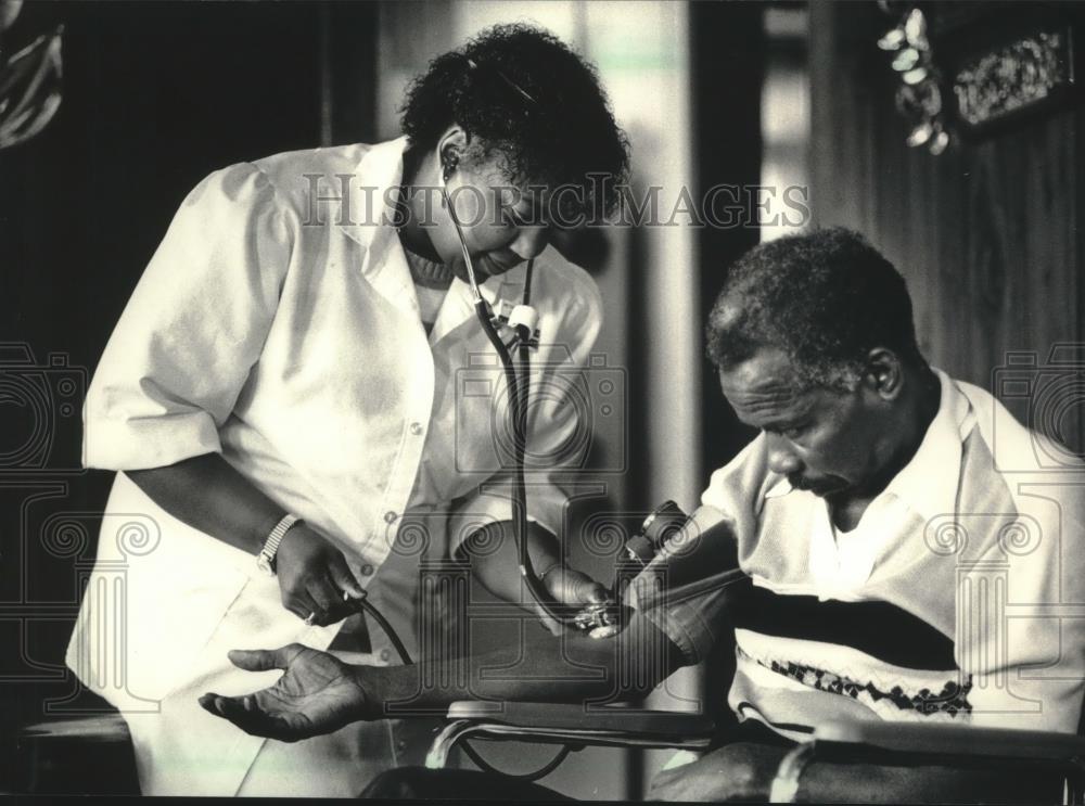 1987 Press Photo Bernice Griffith checks Charlie Haggard&#39;s blood pressure, Milwa - Historic Images
