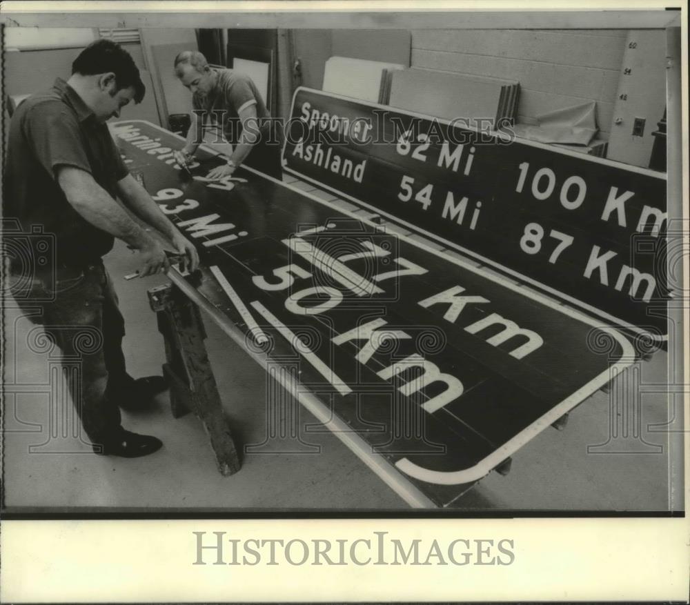 1976 Press Photo &quot;Think Metric&quot;-Signs that show miles and kilometers, Madison - Historic Images