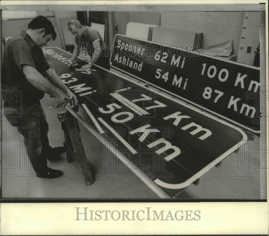 1976 Press Photo "Think Metric"-Signs that show miles and kilometers, Madison - Historic Images