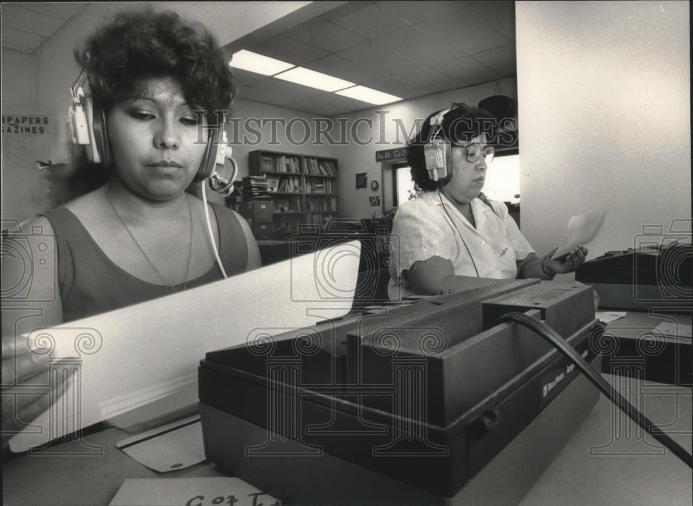 1988 Press Photo Maria Zuno and Melania Alvarez use machines to study English - Historic Images