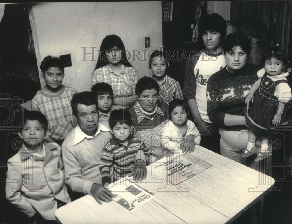 1984 Press Photo Pedro and Francisca Rodriguez with children at home, Milwaukee. - Historic Images