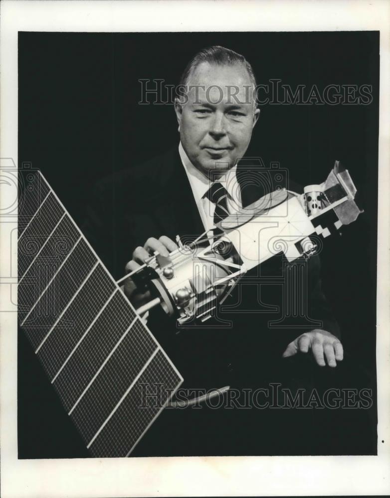 1977 Press Photo Chief Exec. of RCA Edgar Griffiths holds satellite, New York - Historic Images