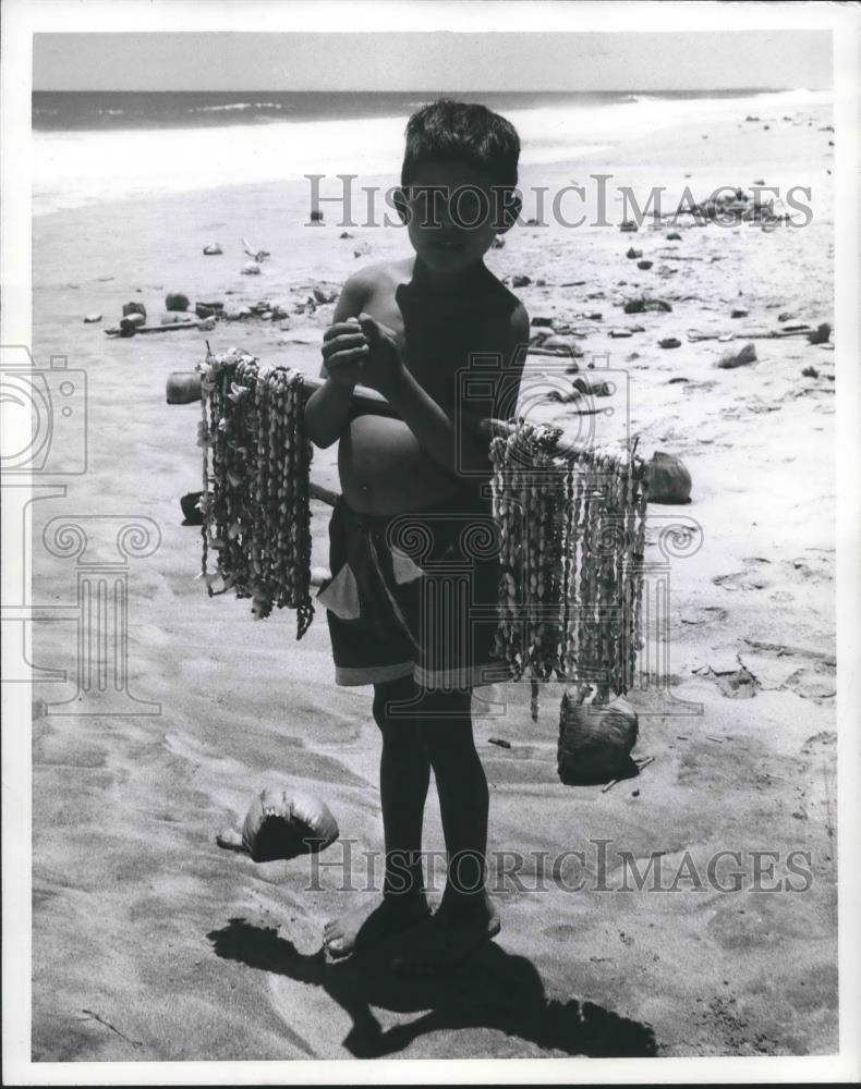 1982 Press Photo boy sells shell necklaces on beach of Acapulco, Mexico - Historic Images
