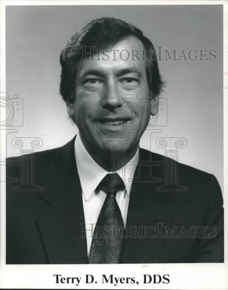 1990 Press Photo Terry D. Myers, DDS, adapted laser technology, United States. - Historic Images