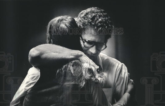 1987 Press Photo David Griggs and wife, in courtroom, Port Washington. - Historic Images