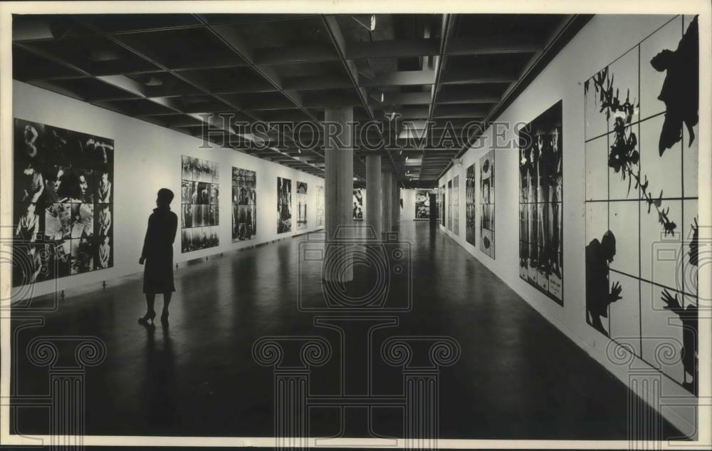 1985 Press Photo Gilbert and George photos on display at Milwaukee Art Museum - Historic Images