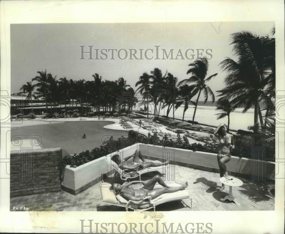 1984 Press Photo Sun drenched patio and Pacific surf enhance a Mexican vacation. - Historic Images