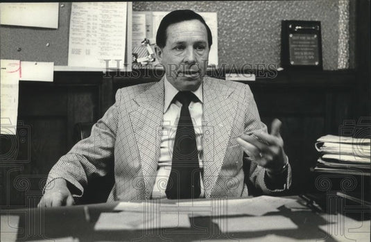 1980 Press Photo Mayor Chester Grobschmidt in eighth term. South Milwaukee. - Historic Images