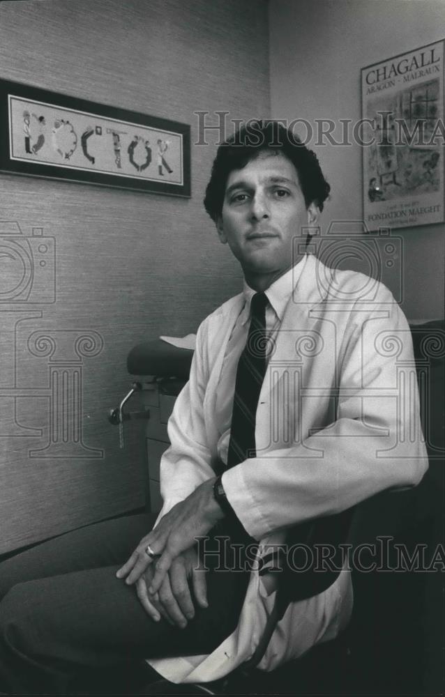 1988 Press Photo Dr. Ian Gilson, Milwaukee internist - mjb46002 - Historic Images