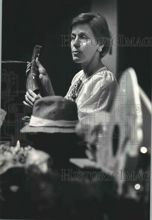 1988 Press Photo Geologist Emily Giffin at UWM's Science Bag lecture - mjb46037 - Historic Images