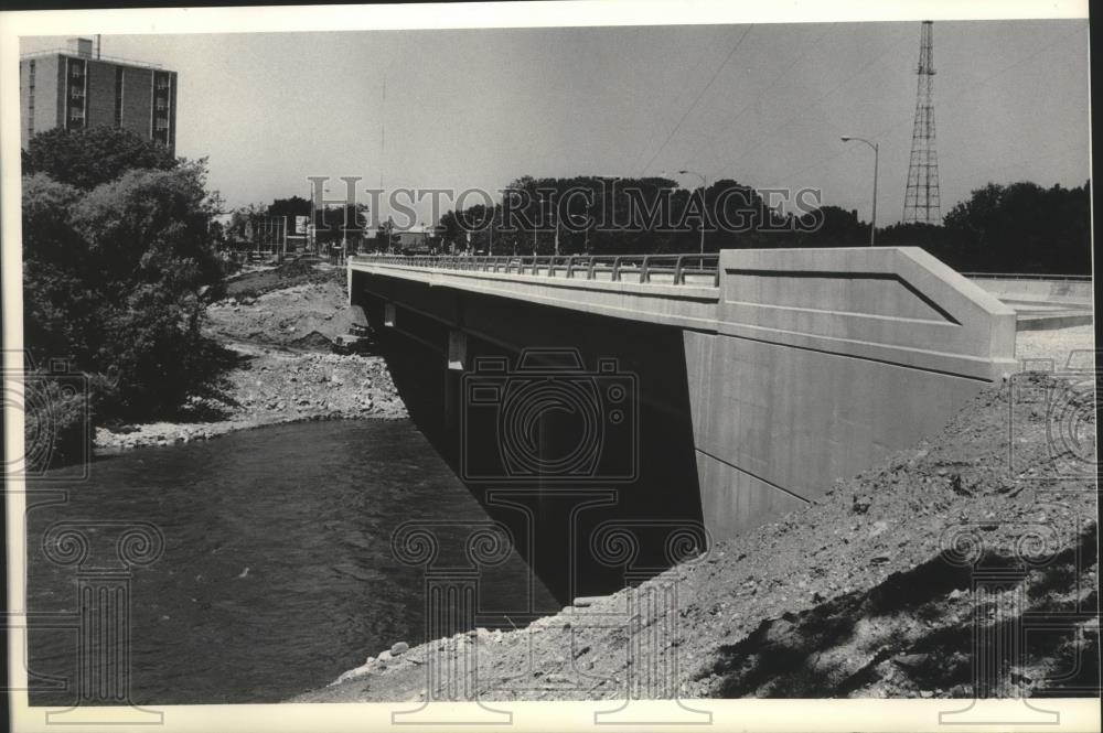 1984 Press Photo View of the new Capitol Dr. bridge, Milwaukee. - mjb46115 - Historic Images