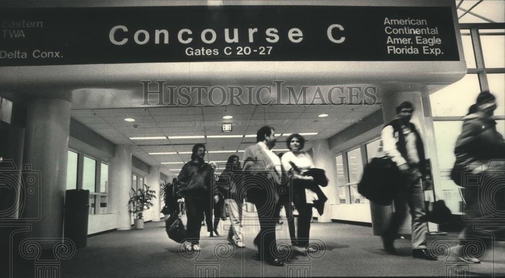 1987 Press Photo travelers arrive at terminal C at Mitchell Airport in Milwaukee - Historic Images