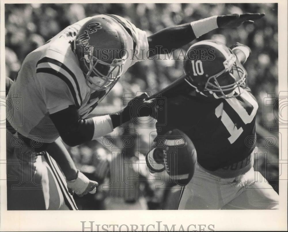 1987 Press Photo Alabama Football&#39;s Vince Sutton Is Sacked By Mississippi&#39;s Lowe - Historic Images