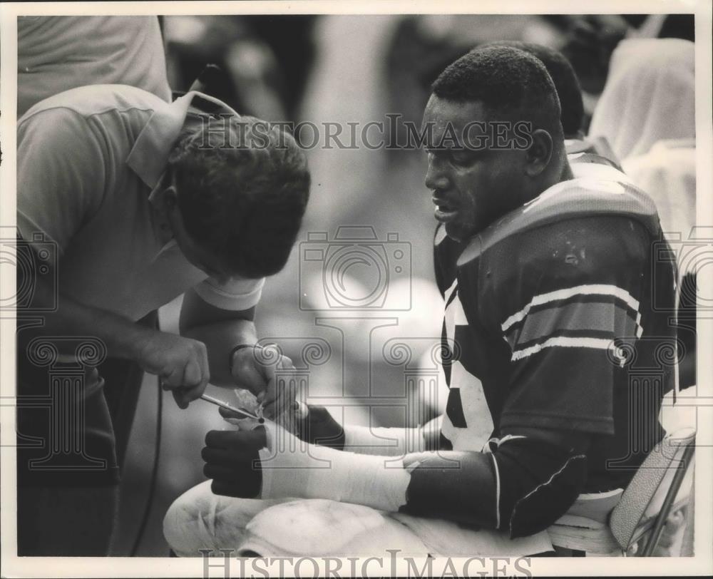 1986 Press Photo Auburn Football&#39;s Ware Gets Treatment Versus Western Carolina - Historic Images