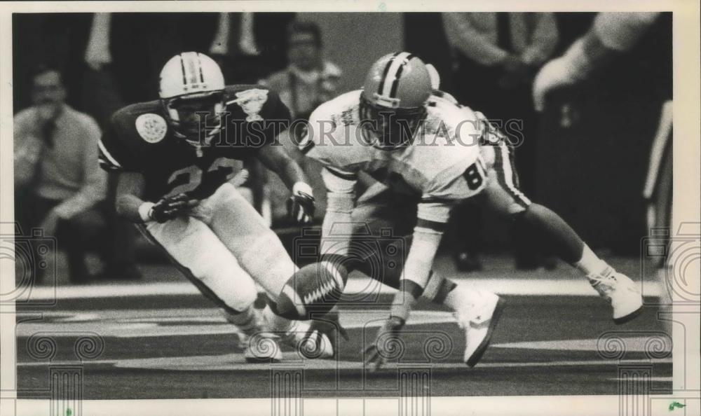 1988 Press Photo Syracuse Player Can&#39;t Get Football Against Auburn In Sugar Bowl - Historic Images