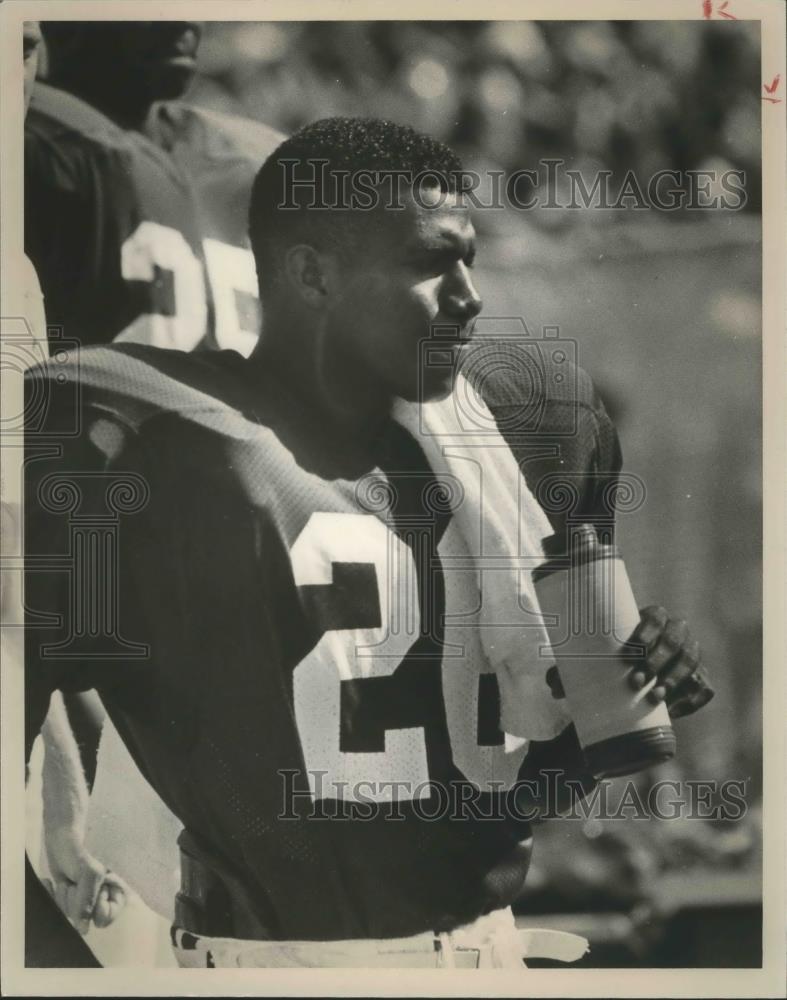 1986 Press Photo University Of Alabama Running Back Bobby Humphrey Takes A Break - Historic Images