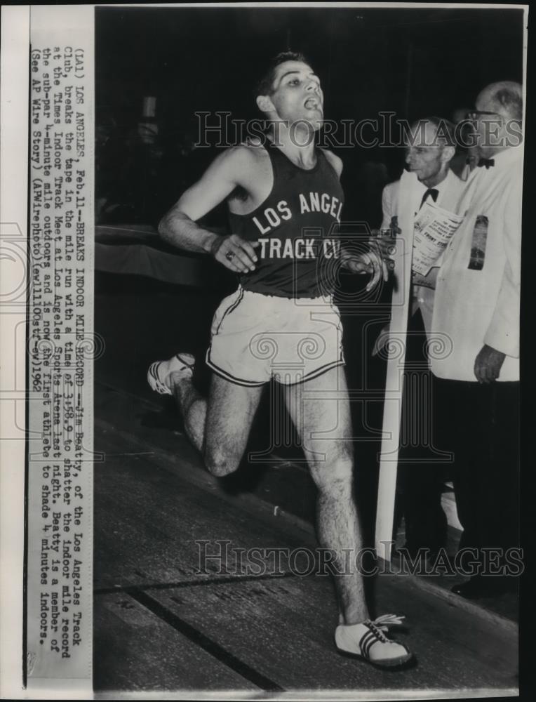 1962 Press Photo Jim Beatty of LA Track Club Shatters Indoor Mile Record - Historic Images