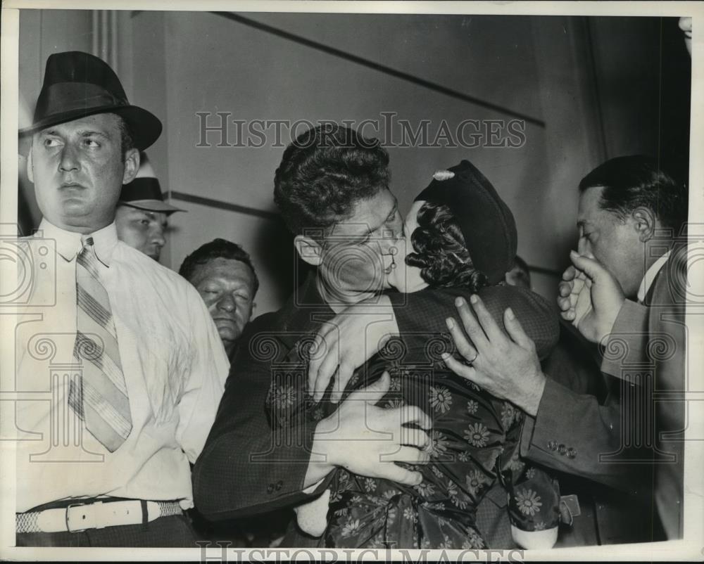 1936 Press Photo Al Sttore kisses wife as he preps for bout vs Joe Louis - Historic Images