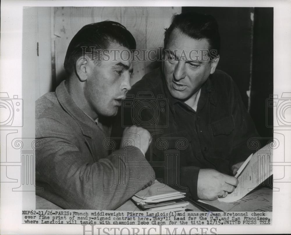 1954 Press Photo French boxer Pierre Langlois & mgr Jean Bretonnel with contract - Historic Images