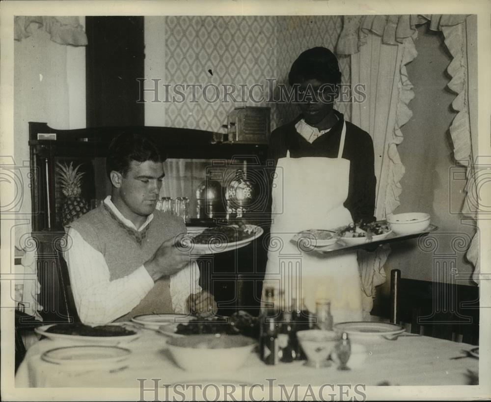 1931 Press Photo Annie May Horn Serves Young Stribling Real Georgian Food - Historic Images