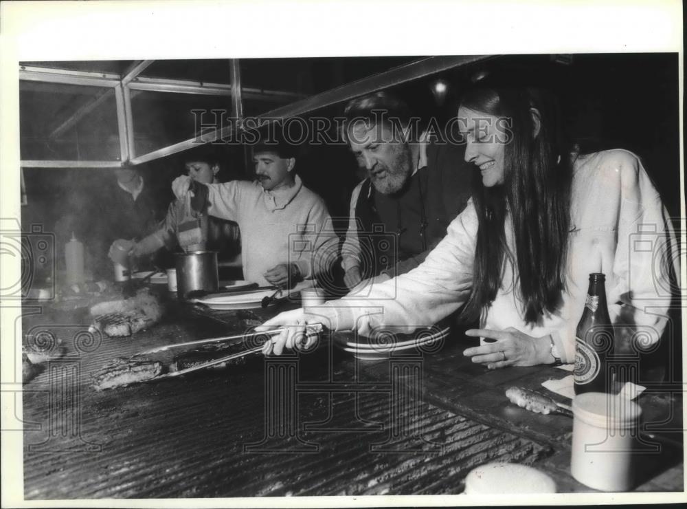 1989 Press Photo The Butcher Shop Restaraunt where patrons grill their own steak - Historic Images
