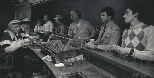 Press Photo Chatham and Suzanne Davis serving crowds at halftime in Milwaukee - Historic Images