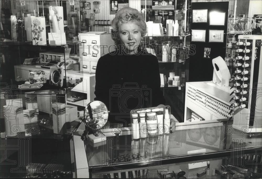 1982 Press Photo Merle Norman cosmetics co-owner Jean Mueller at her store - Historic Images