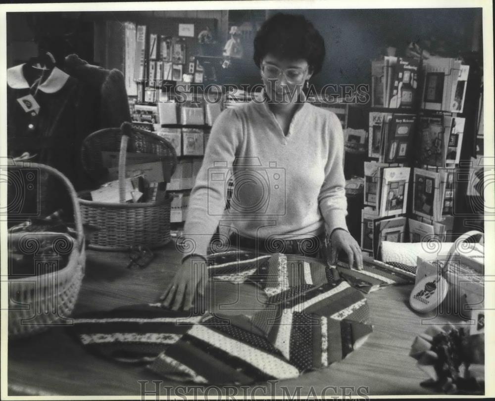 1986 Press Photo Terri Wagner assembles portion of quilt at her Washburn shop - Historic Images