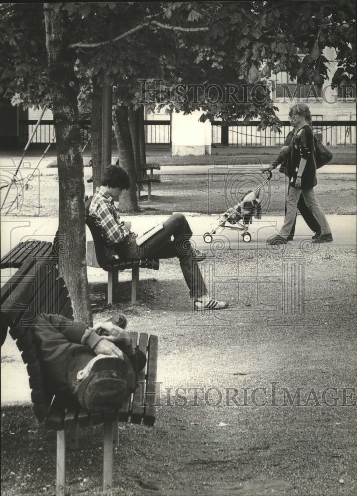 1981 Press Photo People relax and recreate in Milwaukee's Civic Center - Historic Images