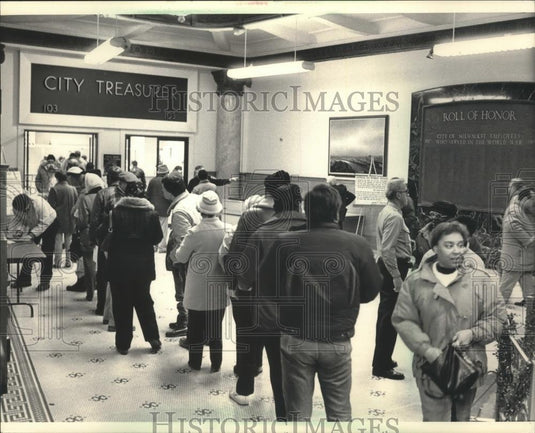 1987 Press Photo A wait outside Treasurer's Office at Milwaukee City Hall. - Historic Images