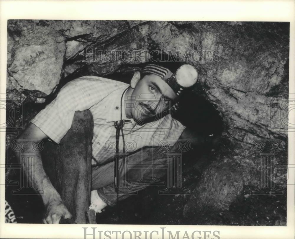 1984 Press Photo Al Falster, exploring a pegmatite rock, Wisconsin. - mjb47082 - Historic Images