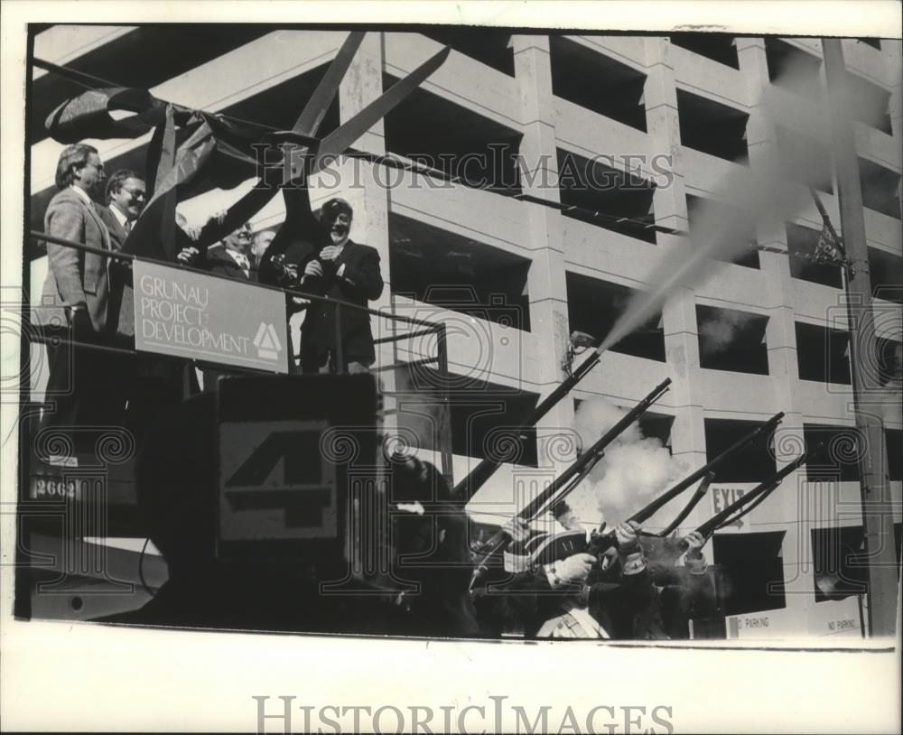 1985 Press Photo Muskets fired at ground-breaking ceremony in downtown Milwaukee - Historic Images