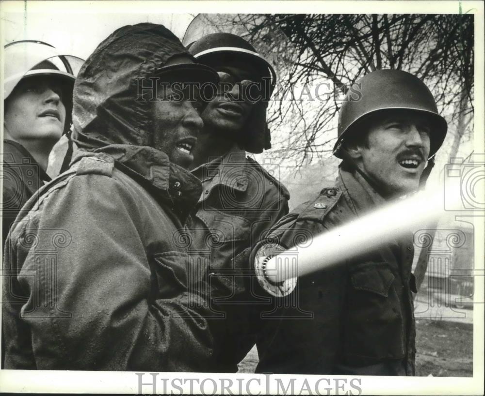 1981 Press Photo National Guardsmen use fire hoses during the strike, Milwaukee - Historic Images