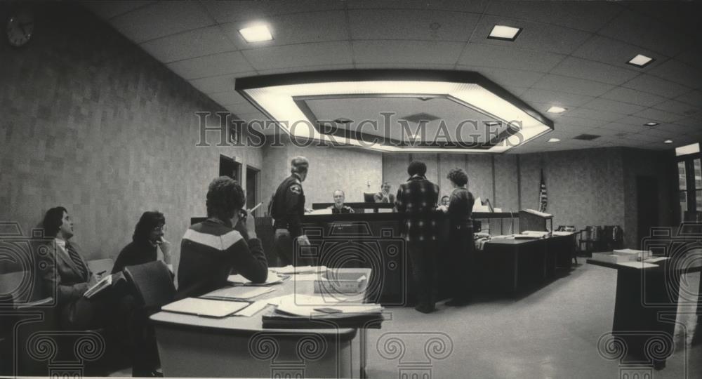 1985 Press Photo Defendants Stood Before Bench Of Milwaukee's Night Court - Historic Images