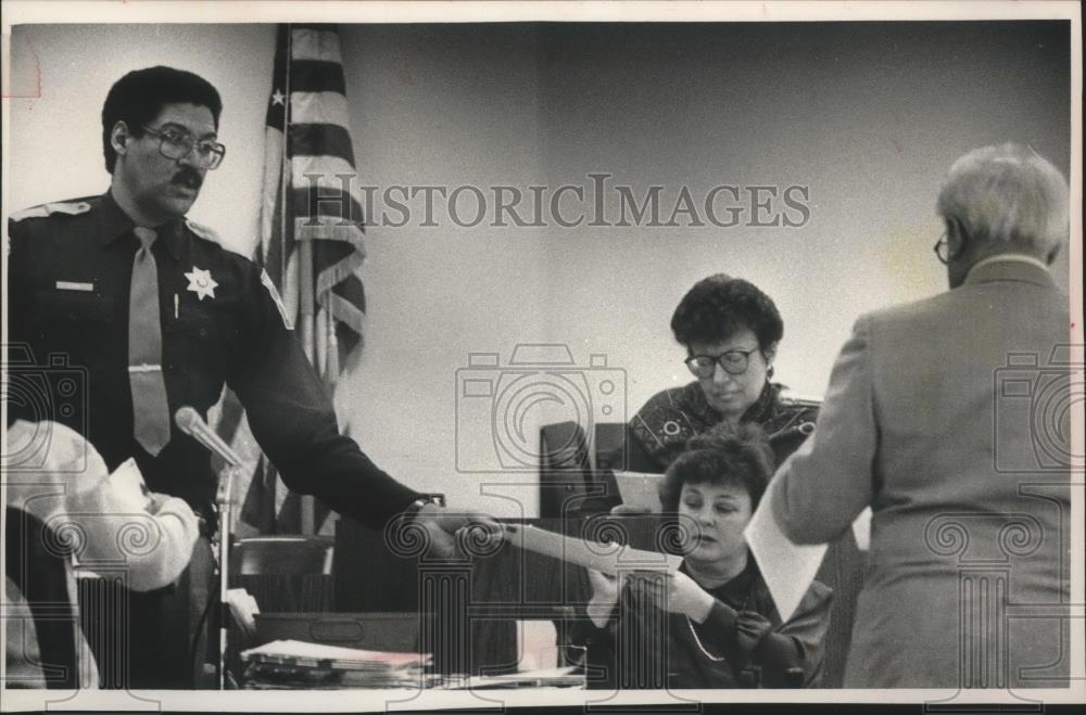 1989 Press Photo Milwaukee Commissioner Audrey Y. Brooks listens at intake Court - Historic Images