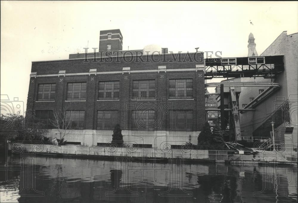 1985 Press Photo Industry on the Milwaukee River, Milwaukee - mjb47516 - Historic Images