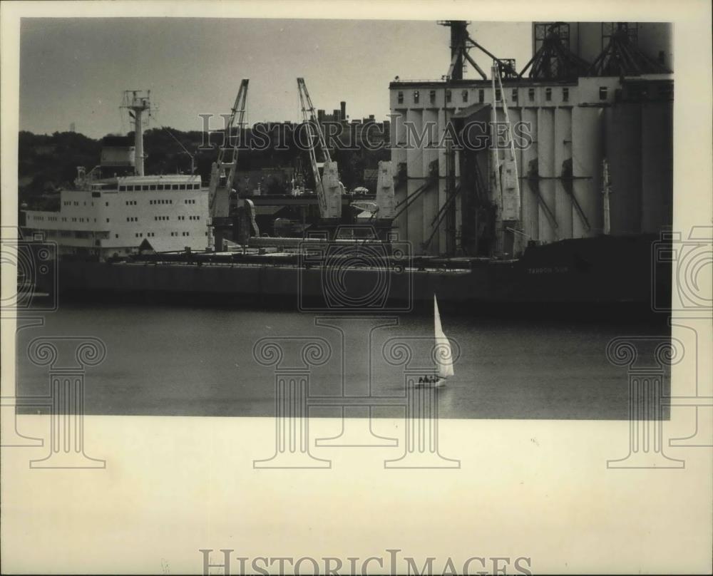 1983 Press Photo A Greek ship, The Tarpon Sun loaded at Continental Grain Co.,WI - Historic Images