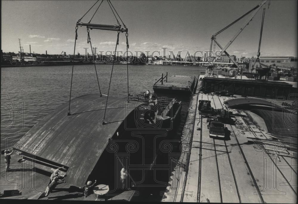 1983 Press Photo Milwaukee's heavy-lift dock loads lock sections onto a barge-WI - Historic Images