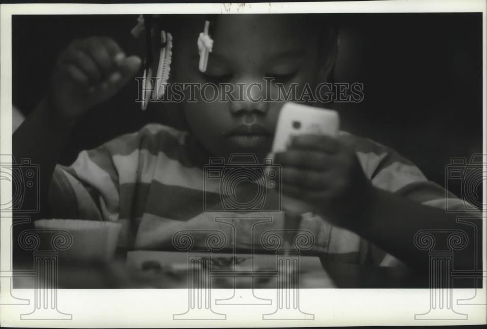 1993 Press Photo Meshe Braggs working on artwork at Martin Luther King Library. - Historic Images