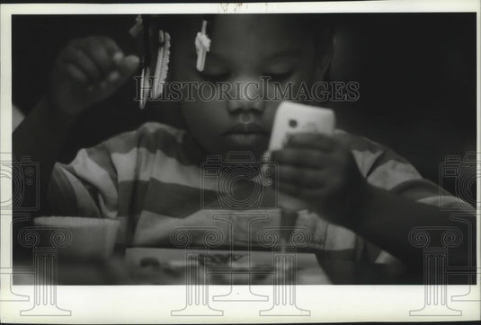 1993 Press Photo Meshe Braggs working on artwork at Martin Luther King Library. - Historic Images