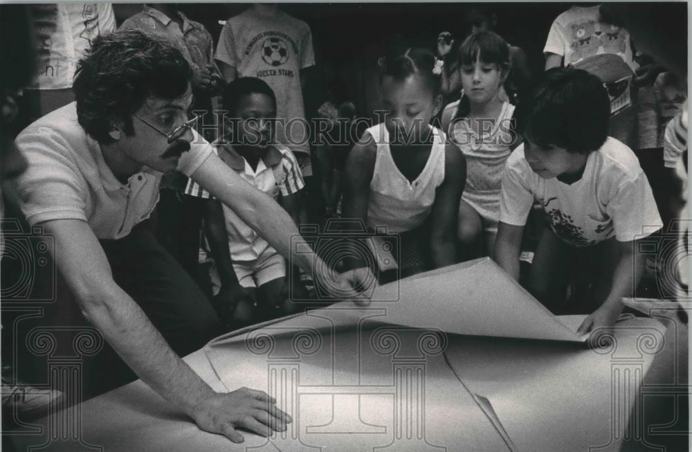 1988 Press Photo Librarian Art Beaudry assists children in project, Milwaukee. - Historic Images